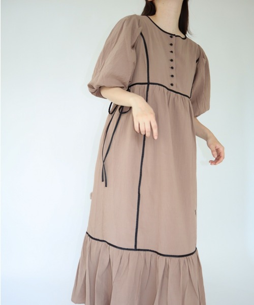 slowmelly（スローメリー）の「パイピングティアードワンピース（ワンピース・レディース・チャコールグレー/ブラウン/ライトベージュ・FREE）」の15枚目の写真