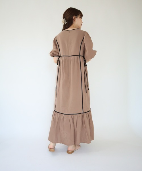 slowmelly（スローメリー）の「パイピングティアードワンピース（ワンピース・レディース・チャコールグレー/ブラウン/ライトベージュ・FREE）」の5枚目の写真