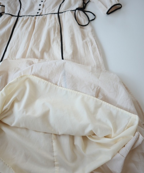 slowmelly（スローメリー）の「パイピングティアードワンピース（ワンピース・レディース・チャコールグレー/ブラウン/ライトベージュ・FREE）」の6枚目の写真