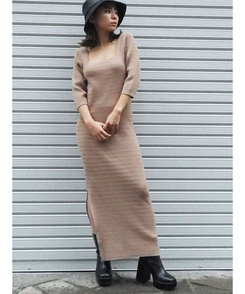 EVRIS（エヴリス）の「バックオープンロングニットワンピース（ワンピース・レディース・ブラック/ベージュ/パープル・FREE）」の2枚目の写真