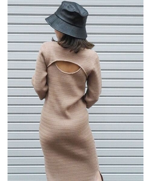 EVRIS（エヴリス）の「バックオープンロングニットワンピース（ワンピース・レディース・ブラック/ベージュ/パープル・FREE）」の4枚目の写真