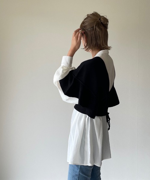 y/m by misato(イムバイミサト)の「バックレースアップフレアスリーブニットベスト(ニット/セーター・レディース・グレイッシュベージュ/オフホワイト/ブラック・FREE)」の5枚目の写真