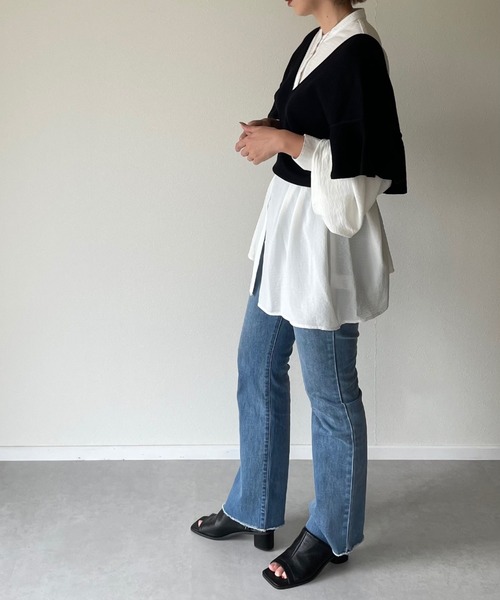 y/m by misato(イムバイミサト)の「バックレースアップフレアスリーブニットベスト(ニット/セーター・レディース・グレイッシュベージュ/オフホワイト/ブラック・FREE)」の8枚目の写真