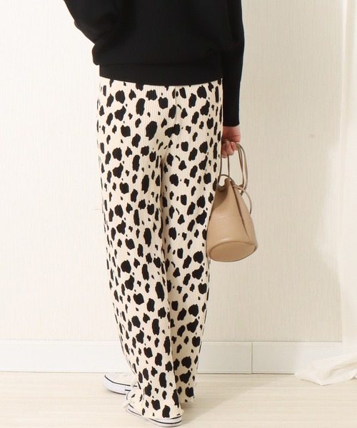 libelle more（リベル モア）の「スムースアニマル柄クリスタルプリーツパンツ（その他パンツ・レディース・ブラック/オフホワイト・L/M）」の6枚目の写真