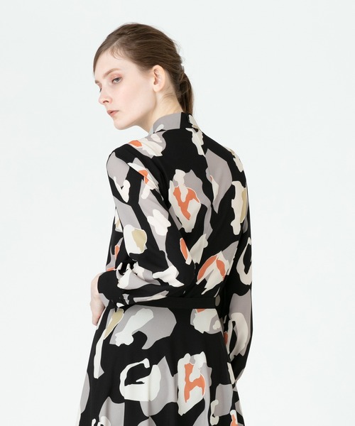 allureville ビッグカモフラージュタックネックブラウス allureville（アルアバイル）の「ビックカモフラージュプリント