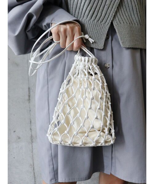 MURUA（ムルーア）の「メッシュ巾着バッグ（ハンドバッグ・レディース・ホワイト/ブラック・FREE）」の2枚目の写真