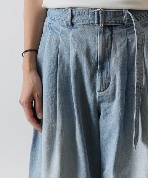パンツ ATTACHMENT 11OZ DENIM WIDE TAPERED PANTS ATTACHMENT（アタッチメント）の「11ozデニム トリプルプリーツ