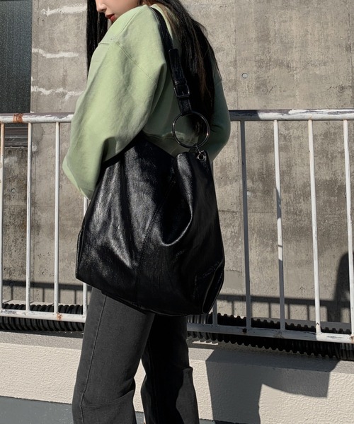 LVEU.（ラブユ.）の「【LVEU.】リングデザインワンショルダーバッグ / トートバッグ A4 大容量 鞄 ワンショルダー 合皮 合成皮革 かばん ショルダーバッグ 大きめ ブラック（トートバッグ・レディース・ブラック/ブラック系その他・FREE）」の3枚目の写真