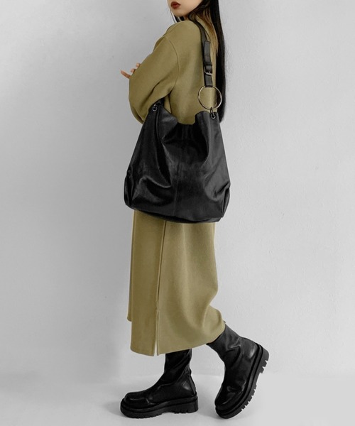 LVEU.（ラブユ.）の「【LVEU.】リングデザインワンショルダーバッグ / トートバッグ A4 大容量 鞄 ワンショルダー 合皮 合成皮革 かばん ショルダーバッグ 大きめ ブラック（トートバッグ・レディース・ブラック/ブラック系その他・FREE）」の5枚目の写真