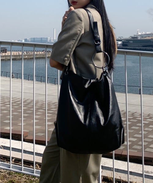 黒 合成皮革 ハンドバッグ リング装飾 BENDER TOKYO ショルダーバッグ バッグ リングデザイン 合皮 フェイク