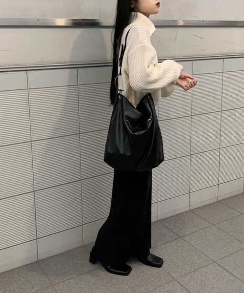 LVEU.（ラブユ.）の「【LVEU.】リングデザインワンショルダーバッグ / トートバッグ A4 大容量 鞄 ワンショルダー 合皮 合成皮革 かばん ショルダーバッグ 大きめ ブラック（トートバッグ・レディース・ブラック/ブラック系その他・FREE）」の21枚目の写真