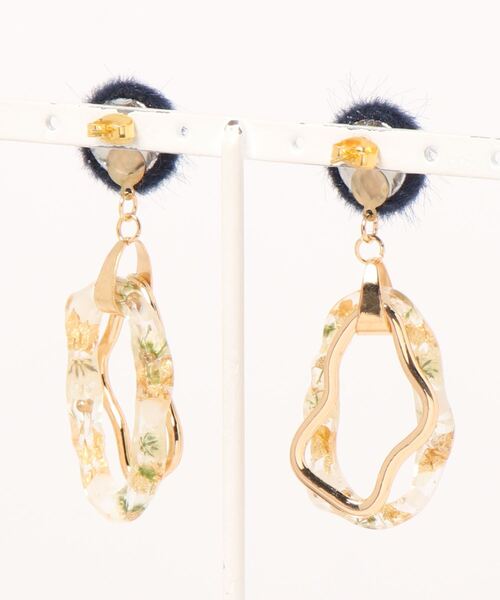 tone(トーン)の「【S.coeuf】ピアス ファーカボション×お花の不規則リング(MA)(ピアス(両耳用)・レディース・ホワイト/ネイビー/カーキ・FREE)」の4枚目の写真