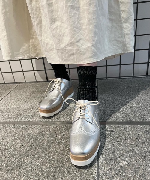STACCATO(スタッカート)の「プラットフォームクォーターブローグ(ドレスシューズ・レディース・シルバー/ライトブラック・23cm/23.5cm/24cm/24.5cm/22.5cm)」の6枚目の写真