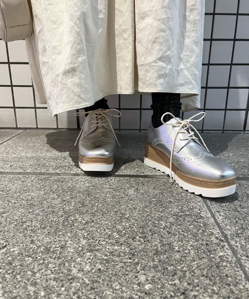 STACCATO(スタッカート)の「プラットフォームクォーターブローグ(ドレスシューズ・レディース・シルバー/ライトブラック・23cm/23.5cm/24cm/24.5cm/22.5cm)」の5枚目の写真