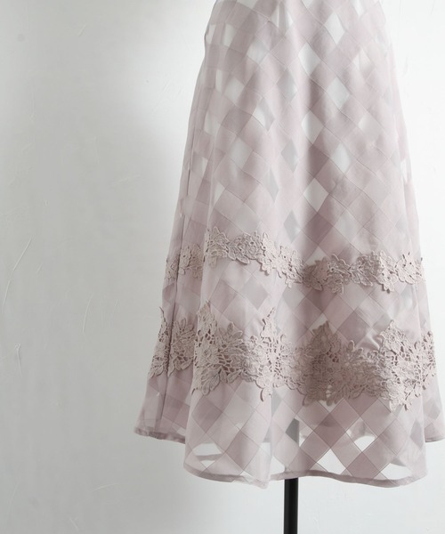 FOXEYBOUTIQUE オフホワイト色 フレアスカート レース装飾付き FOXEYBOUTIQUE オフホワイト色 フレアスカート レース装飾付き