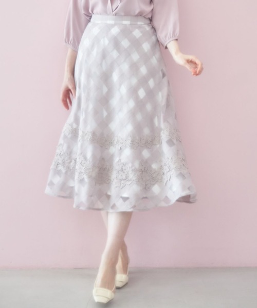 FOXEYBOUTIQUE オフホワイト色 フレアスカート レース装飾付き FOXEYBOUTIQUE オフホワイト色 フレアスカート レース装飾付き