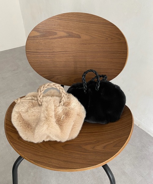 DouDou（ドゥドゥ）の「ファーバッグ（ショルダーバッグ・レディース・ブラック/ベージュ・FREE）」の3枚目の写真