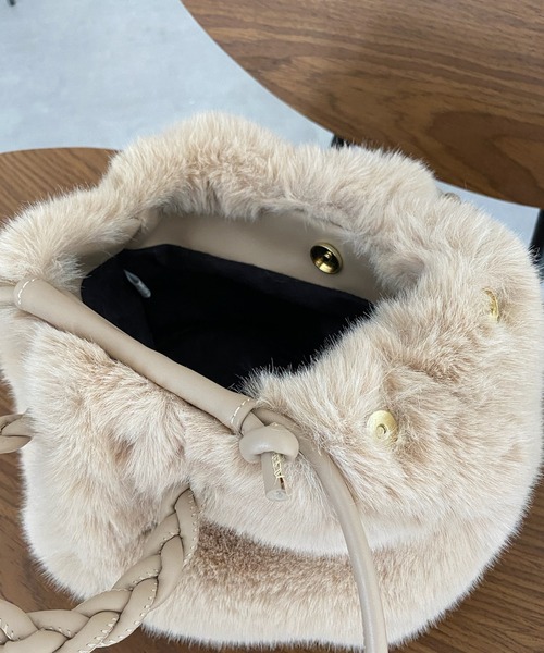 DouDou（ドゥドゥ）の「ファーバッグ（ショルダーバッグ・レディース・ブラック/ベージュ・FREE）」の7枚目の写真