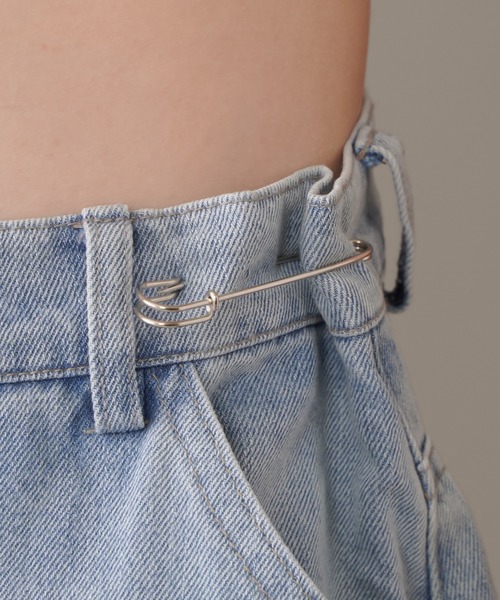 SPINNS（スピンズ）の「【10秒で解決】2個セット 安全ピンデザイン ウエスト調整クリップ（ベルト・レディース・シルバー/アンティークシルバー・ONESIZE）」の4枚目の写真