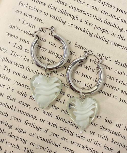 WEGO(ウィゴー)の「WEGO/ガラスハートフープピアス(ピアス(両耳用)・レディース・その他1/ブラック/レッド/グリーン・FREE)」の4枚目の写真