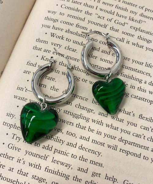 WEGO(ウィゴー)の「WEGO/ガラスハートフープピアス(ピアス(両耳用)・レディース・その他1/ブラック/レッド/グリーン・FREE)」の2枚目の写真