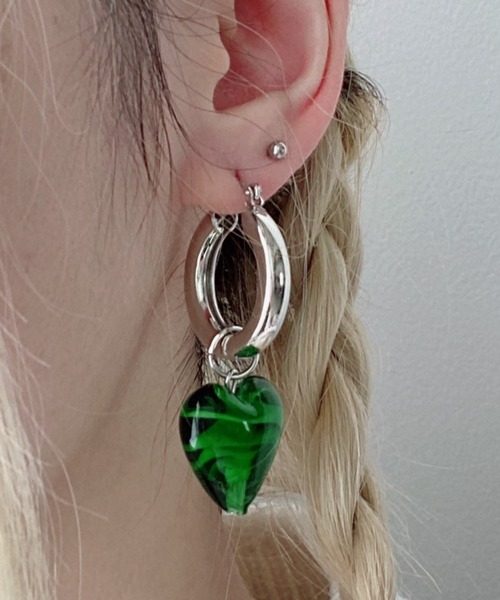 WEGO(ウィゴー)の「WEGO/ガラスハートフープピアス(ピアス(両耳用)・レディース・その他1/ブラック/レッド/グリーン・FREE)」の6枚目の写真