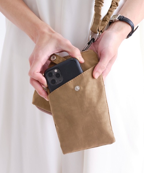 cache cache（カシュ カシュ）の「ナイロンバンジーコード スマホショルダー（ショルダーバッグ・レディース・ベージュ/ブラック/グレー/レオパード・フリー）」の3枚目の写真