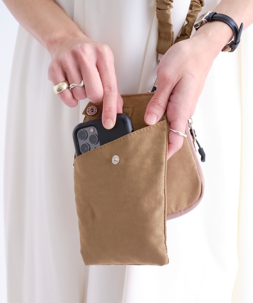 cache cache（カシュ カシュ）の「ナイロンバンジーコード スマホショルダー（ショルダーバッグ・レディース・ベージュ/ブラック/グレー/レオパード・フリー）」の18枚目の写真