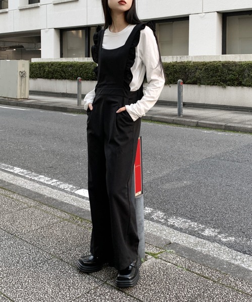 LVEU.（ラブユ.）の「Frilly salopette / フリルサロペット（サロペット/オーバーオール・レディース・ブラック/ライトブルー・FREE）」の2枚目の写真
