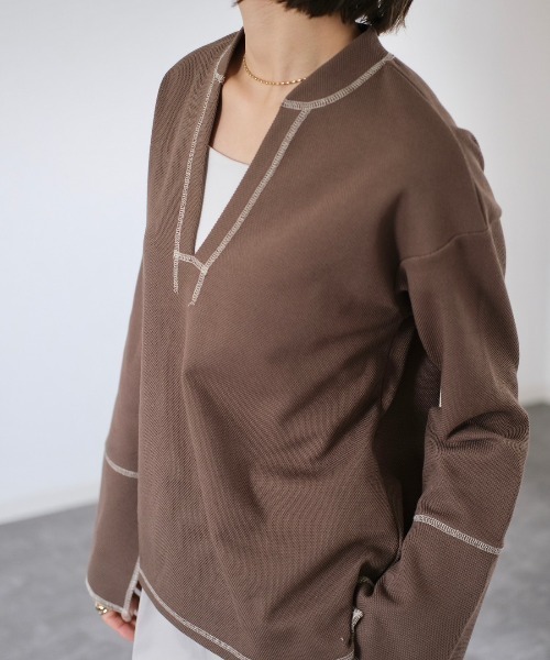 Reurie'（レウリィ）の「バイカラーステッチカットトップス / original bicolor stitch cut top 配色 カットソー プルオーバー 長袖 スウェット オーバーサイズ スリット フレア キーネック アイボリー カーキ ブラウン（Tシャツ/カットソー・レディース・カーキ/アイボリー/ブラウン・FREE）」の2枚目の写真