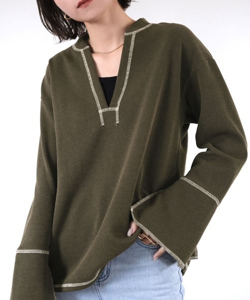 Reurie'（レウリィ）の「バイカラーステッチカットトップス / original bicolor stitch cut top 配色 カットソー プルオーバー 長袖 スウェット オーバーサイズ スリット フレア キーネック アイボリー カーキ ブラウン（Tシャツ/カットソー・レディース・カーキ/アイボリー/ブラウン・FREE）」の3枚目の写真