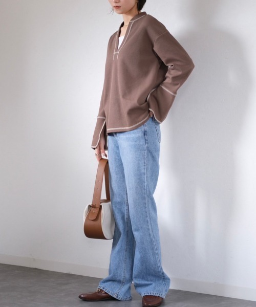 Reurie'（レウリィ）の「バイカラーステッチカットトップス / original bicolor stitch cut top 配色 カットソー プルオーバー 長袖 スウェット オーバーサイズ スリット フレア キーネック アイボリー カーキ ブラウン（Tシャツ/カットソー・レディース・カーキ/アイボリー/ブラウン・FREE）」の4枚目の写真