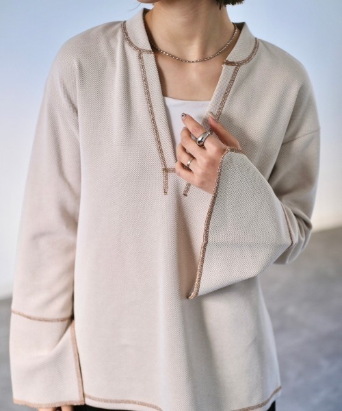 Reurie'（レウリィ）の「バイカラーステッチカットトップス / original bicolor stitch cut top 配色 カットソー プルオーバー 長袖 スウェット オーバーサイズ スリット フレア キーネック アイボリー カーキ ブラウン（Tシャツ/カットソー・レディース・カーキ/アイボリー/ブラウン・FREE）」の21枚目の写真