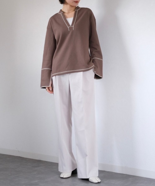Reurie'（レウリィ）の「バイカラーステッチカットトップス / original bicolor stitch cut top 配色 カットソー プルオーバー 長袖 スウェット オーバーサイズ スリット フレア キーネック アイボリー カーキ ブラウン（Tシャツ/カットソー・レディース・カーキ/アイボリー/ブラウン・FREE）」の6枚目の写真