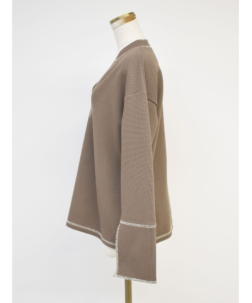 Reurie'（レウリィ）の「バイカラーステッチカットトップス / original bicolor stitch cut top 配色 カットソー プルオーバー 長袖 スウェット オーバーサイズ スリット フレア キーネック アイボリー カーキ ブラウン（Tシャツ/カットソー・レディース・カーキ/アイボリー/ブラウン・FREE）」の16枚目の写真