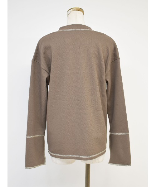 Reurie'（レウリィ）の「バイカラーステッチカットトップス / original bicolor stitch cut top 配色 カットソー プルオーバー 長袖 スウェット オーバーサイズ スリット フレア キーネック アイボリー カーキ ブラウン（Tシャツ/カットソー・レディース・カーキ/アイボリー/ブラウン・FREE）」の17枚目の写真