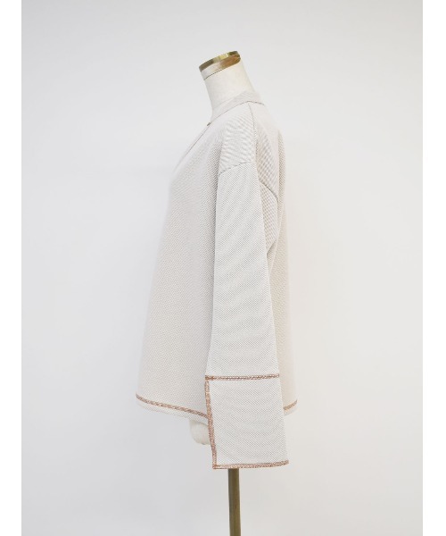 Reurie'（レウリィ）の「バイカラーステッチカットトップス / original bicolor stitch cut top 配色 カットソー プルオーバー 長袖 スウェット オーバーサイズ スリット フレア キーネック アイボリー カーキ ブラウン（Tシャツ/カットソー・レディース・カーキ/アイボリー/ブラウン・FREE）」の8枚目の写真