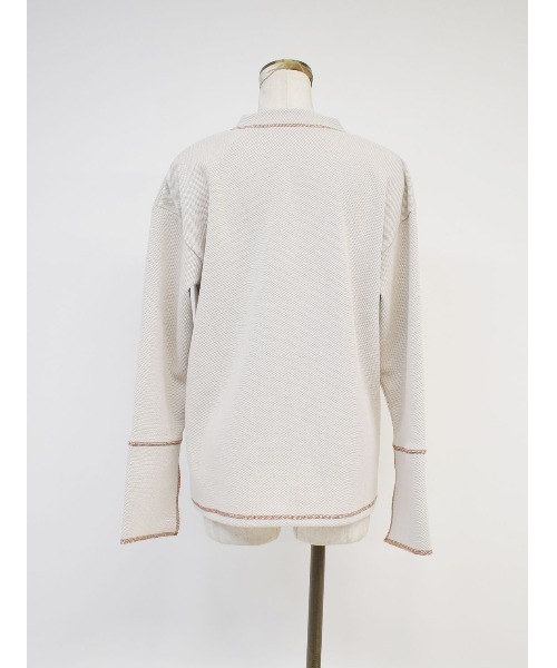 Reurie'（レウリィ）の「バイカラーステッチカットトップス / original bicolor stitch cut top 配色 カットソー プルオーバー 長袖 スウェット オーバーサイズ スリット フレア キーネック アイボリー カーキ ブラウン（Tシャツ/カットソー・レディース・カーキ/アイボリー/ブラウン・FREE）」の9枚目の写真