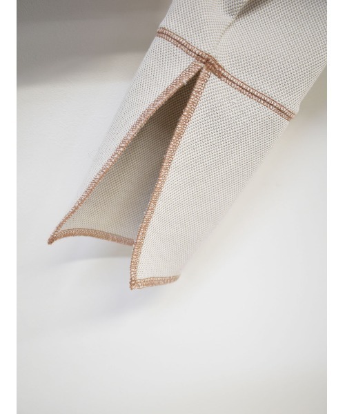 Reurie'（レウリィ）の「バイカラーステッチカットトップス / original bicolor stitch cut top 配色 カットソー プルオーバー 長袖 スウェット オーバーサイズ スリット フレア キーネック アイボリー カーキ ブラウン（Tシャツ/カットソー・レディース・カーキ/アイボリー/ブラウン・FREE）」の11枚目の写真