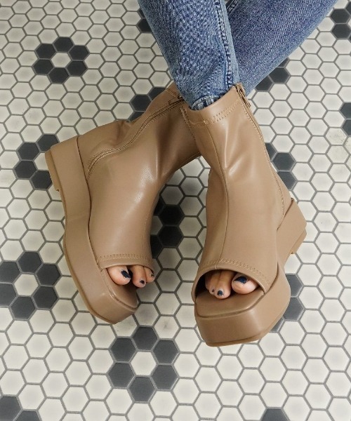 Fabby fabby（ファビィーファビィー）の「ストレッチ厚底ブーツサンダル（サンダル・レディース・ベージュ/オフホワイト/ブラック・LARGE/SMALL/MEDIUM）」の3枚目の写真