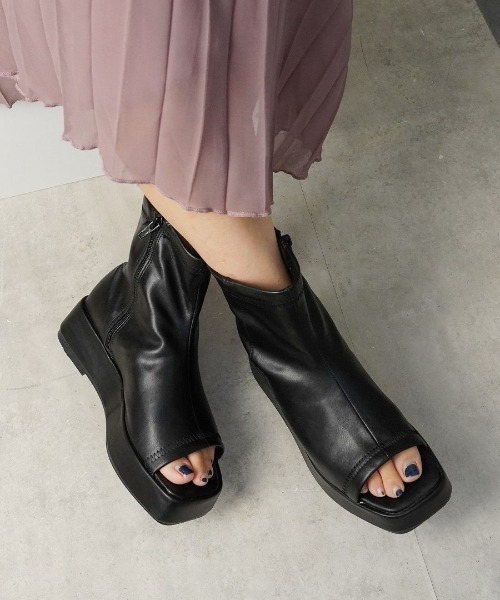 Fabby fabby（ファビィーファビィー）の「ストレッチ厚底ブーツサンダル（サンダル・レディース・ベージュ/オフホワイト/ブラック・LARGE/SMALL/MEDIUM）」の2枚目の写真