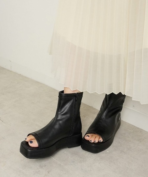 Fabby fabby（ファビィーファビィー）の「ストレッチ厚底ブーツサンダル（サンダル・レディース・ベージュ/オフホワイト/ブラック・LARGE/SMALL/MEDIUM）」の11枚目の写真