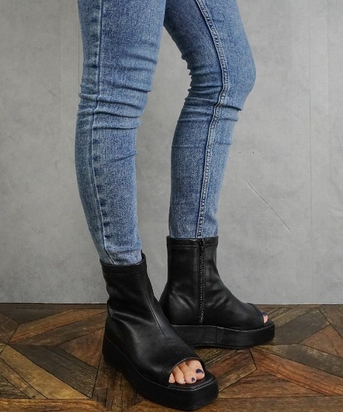 Fabby fabby（ファビィーファビィー）の「ストレッチ厚底ブーツサンダル（サンダル・レディース・ベージュ/オフホワイト/ブラック・LARGE/SMALL/MEDIUM）」の12枚目の写真