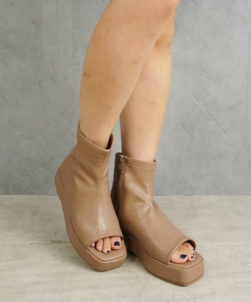 Fabby fabby（ファビィーファビィー）の「ストレッチ厚底ブーツサンダル（サンダル・レディース・ベージュ/オフホワイト/ブラック・LARGE/SMALL/MEDIUM）」の15枚目の写真