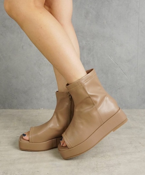 Fabby fabby（ファビィーファビィー）の「ストレッチ厚底ブーツサンダル（サンダル・レディース・ベージュ/オフホワイト/ブラック・LARGE/SMALL/MEDIUM）」の17枚目の写真