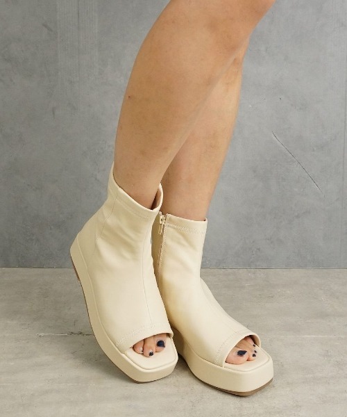 Fabby fabby（ファビィーファビィー）の「ストレッチ厚底ブーツサンダル（サンダル・レディース・ベージュ/オフホワイト/ブラック・LARGE/SMALL/MEDIUM）」の21枚目の写真