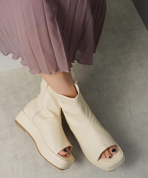 Fabby fabby（ファビィーファビィー）の「ストレッチ厚底ブーツサンダル（サンダル・レディース・ベージュ/オフホワイト/ブラック・LARGE/SMALL/MEDIUM）」の22枚目の写真