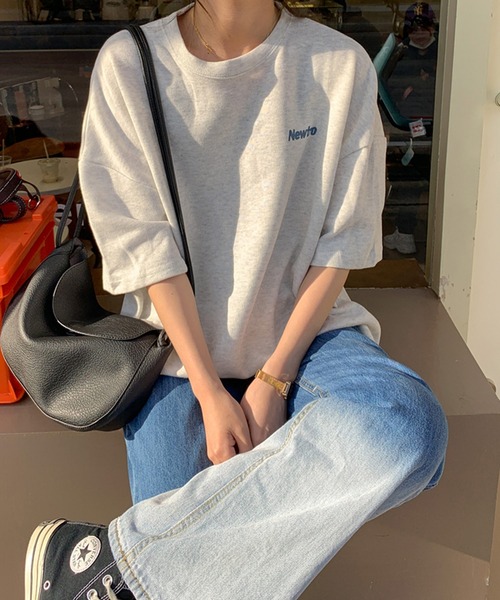 shopnikoniko（ショップニコニコ）の「オーバーサイズ Tシャツ ビッグシルエット  プリント ロゴ Newtro（Tシャツ/カットソー・レディース・ブルー/ピンク/ホワイト・フリー）」の4枚目の写真