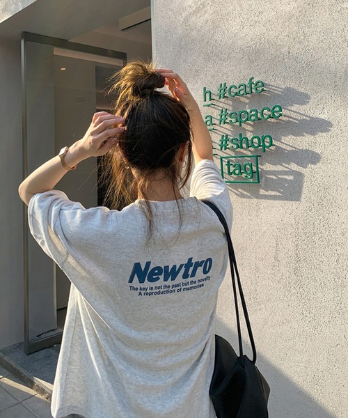 shopnikoniko（ショップニコニコ）の「オーバーサイズ Tシャツ ビッグシルエット  プリント ロゴ Newtro（Tシャツ/カットソー・レディース・ブルー/ピンク/ホワイト・フリー）」の7枚目の写真