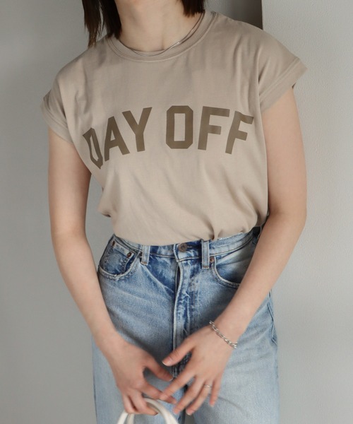 COURO（コウロ）の「ＤＡＹ ＯＦＦ フレンチスリーブＴシャツ（Tシャツ/カットソー・レディース・ブラック/オフホワイト/ライトベージュ/イエロー系・M）」の3枚目の写真